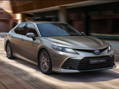 2022 Toyota Camry Hybrid launched at ₹41.70 lakh. Here are all the updates இந்தியாவில் விற்பனைக்கு வந்தது டொயோட்டா கேம்ரி ஹைபிரிட்… ரூ.41.7 லட்சமாக விலை நிர்ணயம்!