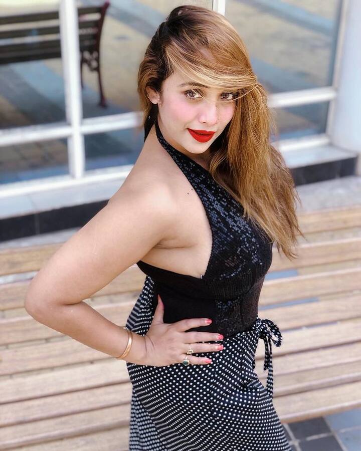 रानी ने बैकलेस ड्रेस(Backless Dress) में तस्वीरें शेयर की हैं. उन्होंने ब्लैक कलर की बैकलेस ड्रेस में फोटोज शेयर की हैं. फोटोज में वह अलग-अलग पोज देती नजर आ रही हैं. उनका ये अंदाज फैंस को बहुत पसंद आया है और उनकी फोटोज को हजारों फैंस लाइक कर चुके हैं. (फोटो- सोशल मीडिया)
