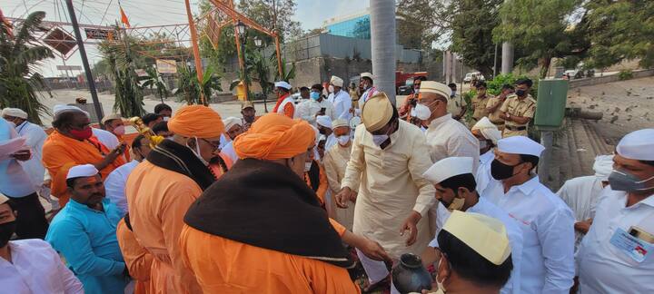 समाजातल्या सर्व लोकांच्या सम्मतीनं हा विवाह सोहळा पार पडतो.
