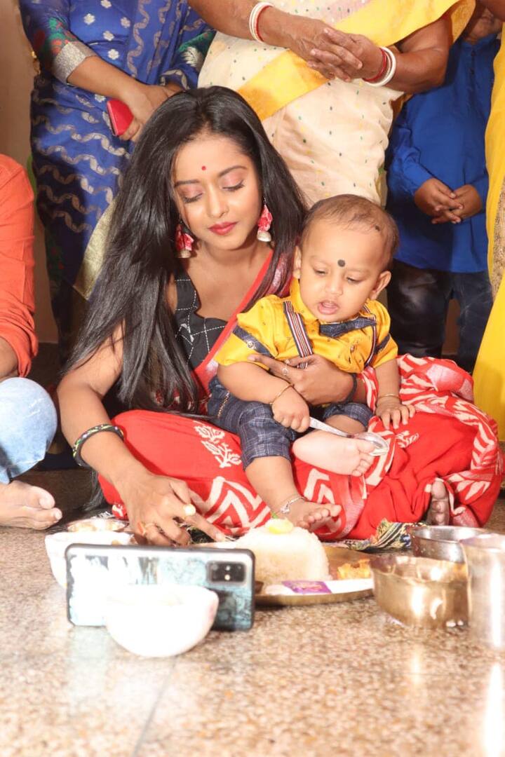 বোনপোর অন্নপ্রাশনে তার মুখে ভাত তুলে দিয়েছেন শ্রুতি দাস। কোনও মামা নয়, মাসির হাতেই সারা হয়েছে মুখেভাত।