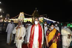 అందంగా ముస్తాబైన తిరుమల.. ఉత్తర ద్వారం నుంచి స్వామిని దర్శించుకున్న సీజేఐ జస్టిస్‌ ఎన్వీ రమణ