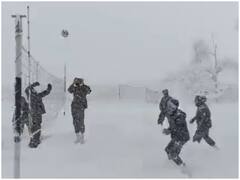 Indian ARMY: भारतीय सेना के जवानों ने भारी बर्फबारी के दौरान खेला वॉलीबाल, यूजर्स बोले- वीर जवानों की जय