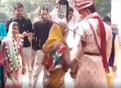 ਵਿਆਹ ਦੀਆਂ ਰਸਮਾਂ ਵਿਚਾਲੇ ਭਾਬੀ ਨੇ ਕੀਤਾ ਲਾੜੇ ਨਾਲ ਅਜਿਹਾ ਕਿ ਤੁਸੀਂ ਵੀ ਹੋ ਜਾਓਗੇ ਲੋਟਪੋਟ