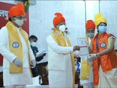 Jabalpur News: рд░рд╛рдЬреНрдпрдкрд╛рд▓ рдХреЗ рдХрд╛рд░реНрдпрдХреНрд░рдо рдореЗрдВ рдХреЛрд░реЛрдирд╛ рд╡рд┐рд╕реНрдлреЛрдЯ, рдЬрд┐рдиреНрд╣реЗрдВ рдбрд┐рдЧреНрд░реА рджреЗрдиреА рдереА рдЙрдирдореЗрдВ рд╕реЗ 8 рдирд┐рдХрд▓реЗ рдкреЙрдЬрд┐рдЯрд┐рд╡