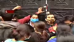 Calcutta University: 'পরীক্ষায় বসতে দিতে হবে', বিশ্ববিদ্যালয়ের মেন গেটে তালা মারলেন বিক্ষোভকারীরা| Bangla News