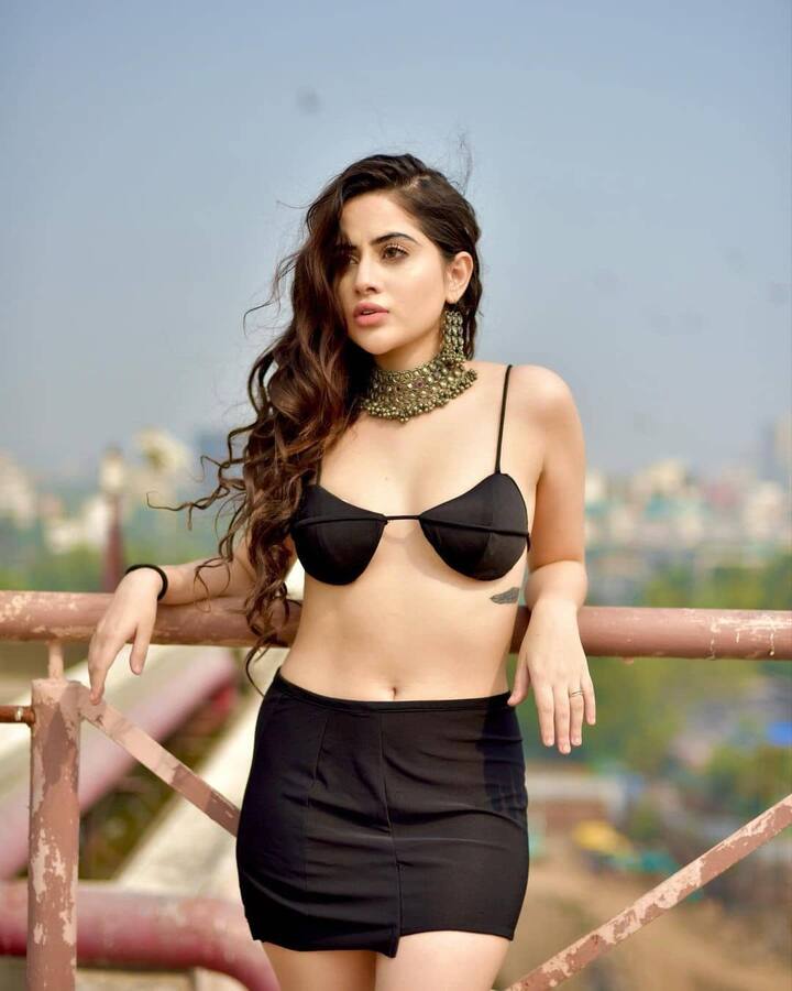 सोशल मीडियावर अनेकदा तिचे बोल्ड आणि हॉट फोटो  पाहायला मिळतात.