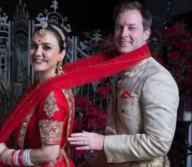 बॉलीवुड की फेमस एक्ट्रेस प्रीति जिंटा (Preity Zinta) ने 40 की उम्र में अमेरिका बिजनेसमैन गुडइनफ़ से शादी रचाई थी.