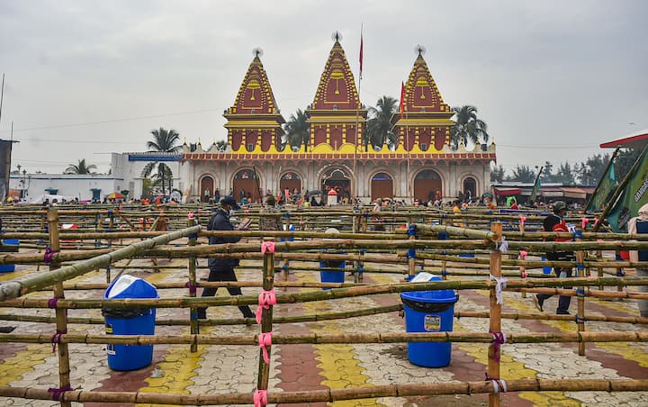কপিল মুনির আশ্রম, মেলা চত্বর মাঝেমধ্যেই স্যানিটাইজ করা হচ্ছে। লকগেট তৈরি করে মন্দির চত্বরে প্রতিবারে ৫০ জন করে ঢুকতে দেওয়া হচ্ছে।