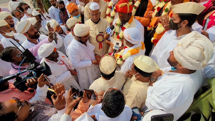 एका कुंभाराची कन्या सिद्धेश्वर महाराजांची भक्त होती आणि ती त्यांच्यासोबत विवाह करू इच्छित होती. मात्र महाराज हे योगीपुरूष असल्यामुळे त्यांनी कुंभार कन्येला स्पष्ट नकार दिला. मात्र भक्ताची इच्छा पूर्ण करण्यासाठी त्यांनी आपल्या जवळच्या योग दंडाबरोबर विवाह करण्यास सांगितले. तेथूनच हा विवाह सोहळा साजरा केला जातो.(छाया सौजन्य : चेतन लिगाडे)