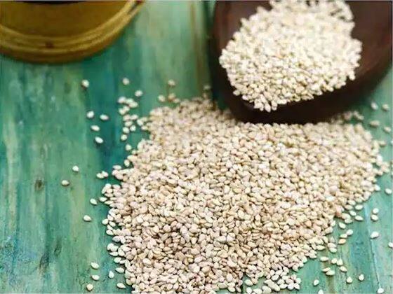 ਤਿਲ-ਮਕਰ ਸੰਕ੍ਰਾਂਤੀ ਦੇ ਦਿਨ ਬ੍ਰਾਹਮਣਾਂ ਅਤੇ ਗਰੀਬਾਂ ਨੂੰ ਤਿਲ ਦੀਆਂ ਬਣੀਆਂ ਚੀਜ਼ਾਂ ਦਾ ਦਾਨ ਕਰਨਾ ਚਾਹੀਦਾ ਹੈ। ਇਸ ਦਿਨ ਭਗਵਾਨ ਸੂਰਜ, ਵਿਸ਼ਨੂੰ ਤੇ ਸ਼ਨੀ ਦੇਵ ਦੀ ਪੂਜਾ ਤਿਲਾਂ ਨਾਲ ਕੀਤੀ ਜਾਂਦੀ ਹੈ। ਮਕਰ ਸੰਕ੍ਰਾਂਤੀ ਦੇ ਦਿਨ ਤਿਲ ਦਾ ਦਾਨ ਕਰਨ ਨਾਲ ਸ਼ਨੀ ਦੋਸ਼ ਦੂਰ ਹੁੰਦਾ ਹੈ।