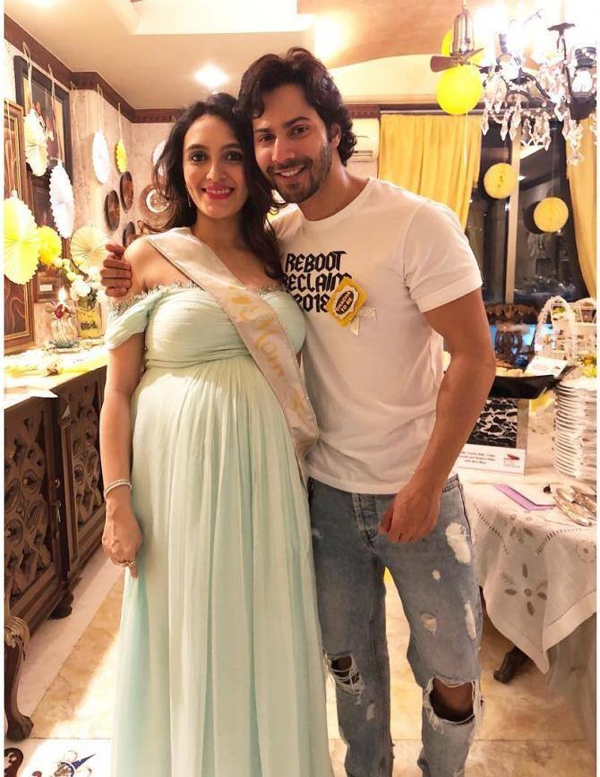 वरुण धवन (Varun Dhawan) के बड़े भाई रोहित धवन (Rohit Dhawan) की पत्नी का नाम जान्हवी है. रोहित और जान्हवी की शादी 2012 में हुई थी. सोशल मीडिया पर अक्सर वरुण अपनी प्यारी भाभी के साथ तस्वीरें शेयर करते रहते हैं. मई 2018 में जब जान्हवी पहली बार मां बनी थीं तो वरुण ने उन्हें और अपनी भतीजी के लिए पूरा घर सजाया था.