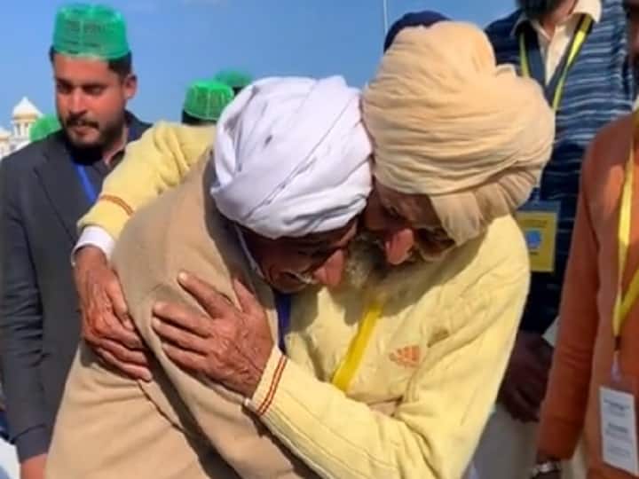 The two brothers, who parted ways in the 1947 partition, met after 74 years at kartarpur corridor 1947 च्या फाळणीत दुरावलेल्या दोन भावांची तब्बल 74 वर्षांनी भेट, दोघांनाही अश्रू अनावर