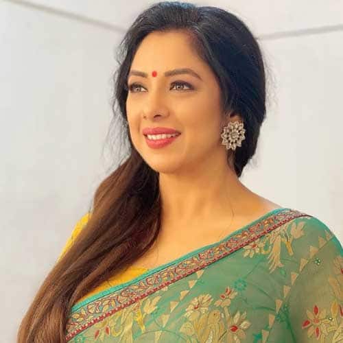 रुपाली गांगुली (Rupali Ganguly) ने शो में लीड एक्ट्रेस अनुपमा (Anupamaa) का किरदार निभाया है. उन्हें इस रोल में काफी पसंद किया गया है और इसके लिए उन्हें 60,000 रुपए प्रति दिन की फीस मिलती है.