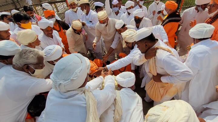 महाराष्ट्र आणि कर्नाटक मधील भक्तांचे श्रद्धास्थान असलेल्या सोलापूरचे (Solapur) ग्रामदैवत श्री सिद्धरामेश्वर (Siddheshwar Maharaj Yatra) यांच्या यात्रेला सुरुवात झाली. (छाया सौजन्य : चेतन लिगाडे)