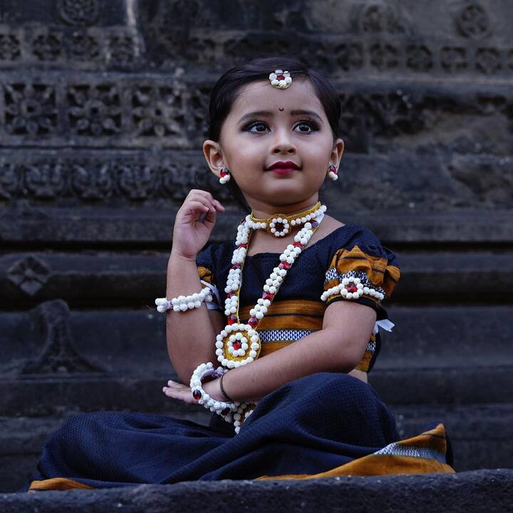 मायराने नुकतंच एक संक्रांत स्पेशल फोटोशूट केलं आहे ज्यात तिने तीळाचे दागिने घातलेले दिसून येतायत. (photo: _world_of_myra_official/IG)
