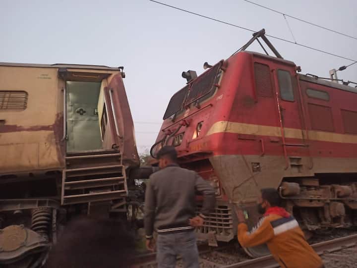 या अपघातात रेल्वेचे 12 डबे रुळावरुन घसरले असून त्यामध्ये आतापर्यंत सहा जणांचा मृत्यू झाला आहे तर 50 जण जखमी झाले आहेत.