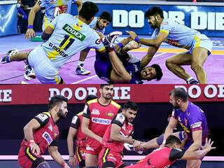 Pro Kabaddi league 2021-22: पवन सहरावत के 27 रेड प्वाइंट्स की बदौलत बेंगलुरु बुल्स ने दबंग दिल्ली को रौंदा, योद्धा और स्टीलर्स का मुकाबला टाई