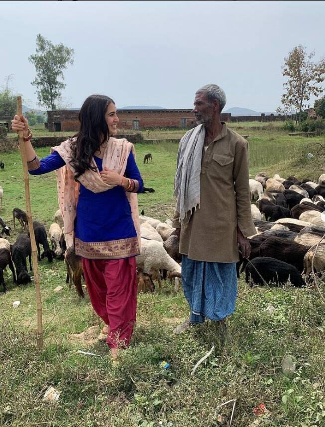 તાજેતરમાં જ સારાએ પોતાના શૂટિંગ ટાઇમની કેટલીક તસવીરો શેર કરી છે. આ ફોટા યુપીના ચાકિયા ગામની છે. સારાની આ અનસીન તસવીરો એકદમ અલગ છે. જે બતાવે છે કે, એક્ટ્રેસ કેટલી ડાઉન ટુ અર્થ છે.