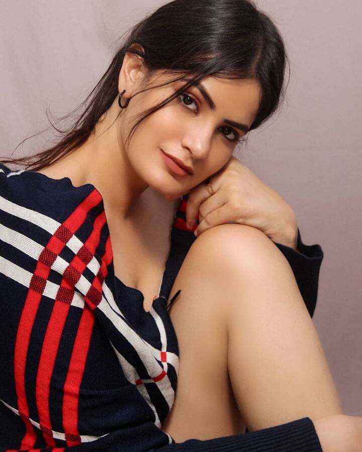 तारक मेहता का उल्टा चश्मा में स्टाइलिश और ग्लैमरस एक्ट्रेस की कोई कमी नहीं. मुनमुन दत्ता से लेकर सुनैना फौजदार तक स्टाइल में एक से बढ़कर एक है सभी. इस बीच शो में नई एक्ट्रेस की एंट्री हुई है. (फोटो – सोशल मीडिया)