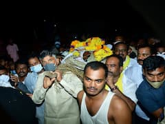 Macharla: టీడీపీ నేత చంద్రయ్య అంతిమయాత్రలో పాడె మోసిన చంద్రబాబు... అధికారం, పదవులు శాశ్వతం కాదని చంద్రబాబు ఆగ్రహం