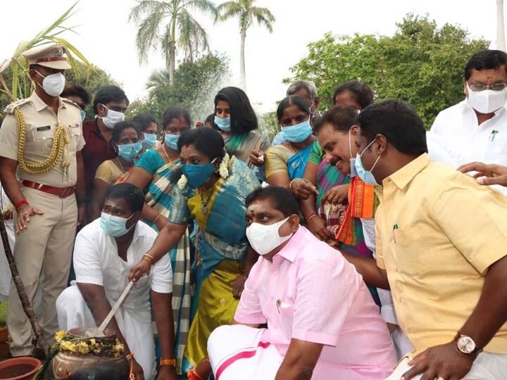 பொங்கல் பானையில் பொங்கல் வைத்த ஆளுநர்