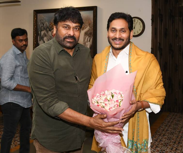 CM Jagan assured Chiranjeevi that the problems of the film industry would be resolved within ten days. Chiru Jagan Meet : పది రోజుల్లో సమస్యకు పరిష్కారం - చిరంజీవికి సీఎం జగన్ హామీ !