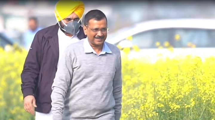 ਲੋਹੜੀ ਵਾਲੇ ਦਿਨ ‘ਆਪ’ ਦੇ ਕੌਮੀ ਕਨਵੀਨਰ ਤੇ ਦਿੱਲੀ ਦੇ ਮੁੱਖ ਮੰਤਰੀ ਅਰਵਿੰਦਰ ਕੇਜਰੀਵਾਲ ਨੇ ਪੰਜਾਬ ਦੇ ਖੇਤਾਂ ਵਿੱਚ ਜਾ ਕਿਸਾਨਾਂ ਨਾਲ ਮੁਲਾਕਾਤ ਕੀਤੀ। ਕੇਜਰੀਵਾਲ ਨੇ ਕੁਰਾਲੀ ਬਾਈਪਾਸ ਉੱਤੇ ਇੱਕ ਕਿਸਾਨ ਦੀ ਮੋਟਰ ’ਤੇ ਬਹਿ ਕੇ ਸਰ੍ਹੋਂ ਦੇ ਸਾਗ ਤੇ ਮੱਕੀ ਦੀ ਰੋਟੀ ਛਕੀ।