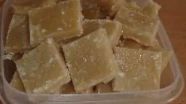 মিশ্রণটিকে ঠান্ডা হতে দিন। তার পর পছন্দ মতো আকারে কেটে নিন।