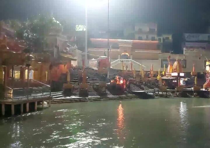 हरिद्वार के CO सिटी शेखर सुयाल ने कहा, ''सरकार ने कोविड दिशा-निर्देश जारी किए थे, जिसको हम लागू करा रहे हैं. हम लोगों को उन घाटों पर भेज रहे हैं जहां भीड़ को कोविड दिशा-निर्देशों के साथ अच्छे से संभाला जा सकता है. जो लोग दूसरे राज्यों से स्नान करने आ रहे हैं उनको मना कर वापस भेज रहे है.''