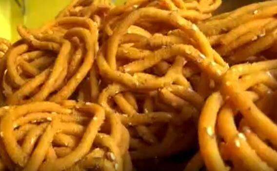 Nizamabad Sankranthi Food Sales: భారీ ఆర్డర్లతో సందడిగా మారిన నిజామాబాద్ పిండివంటల తయారీ దుకాణాలు