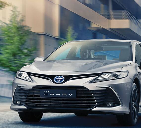 टोयोटाच्या कॅमरी हायब्रिडचा नवीन व्हर्जन लॉन्च