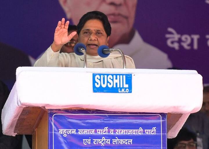 बीजेपी और सपा ने जोरदार तरीके से अपने चुनाव प्रचार अभियान की शुरुआत कर यह प्रभाव पैदा करने का प्रयास किया है कि दोनों पार्टियों के बीच ही मुख्य चुनावी मुकाबला होगा, लेकिन बसपा प्रमुख मायावती अनेक अवसरों पर आगाह कर चुकी हैं कि उनकी पार्टी को मुकाबले से बाहर मानकर चलना भारी भूल होगी.