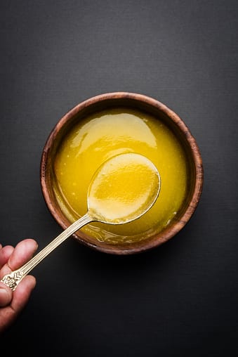 तूप  (Ghee) - हिवाळ्यात तूप खाणे खूप फायदेशीर आहे. तुपात आढळणारे हेल्दी फॅट हिवाळ्यात तुमचे शरीर उबदार ठेवतात, ज्यामुळे थंडीपासून आराम मिळतो. याशिवाय हिवाळ्यात तूप खाल्ल्याने त्वचेला ओलावा येतो.