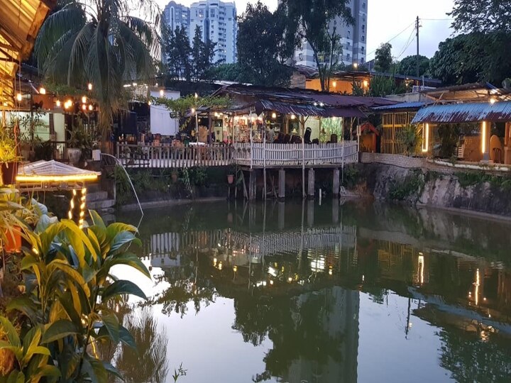 Unique Waterside Restaurants: பறக்குறத சாப்பிடலாம்... மிதக்குறத சாப்பிடலாம்... மிதந்துட்டே சாப்பிடலாமா? 4 இடத்தில் இருக்காம்!