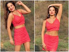 Monalisa Photos: छोटी सी स्कर्ट पहन मोनालिसा ने दिए एक से बढ़कर एक सिजलिंग पोज, किलर स्माइल से लगाई इंटरनेट पर आग