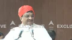 Swami Prasad Maurya ने अखिलेश को पहनाया साफा, धर्म सिंह सैनी भी मंच पर मौजूद | Hindi News