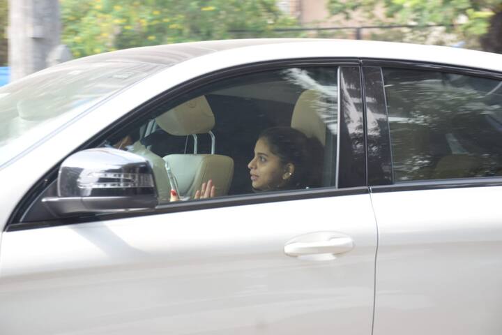 सुहाना खान 14 जनवरी को मुंबई में घूमती दिखाई दीं. सुहाना खान पब्लिक प्लेस में बिना मास्क के स्पॉट की गईं.