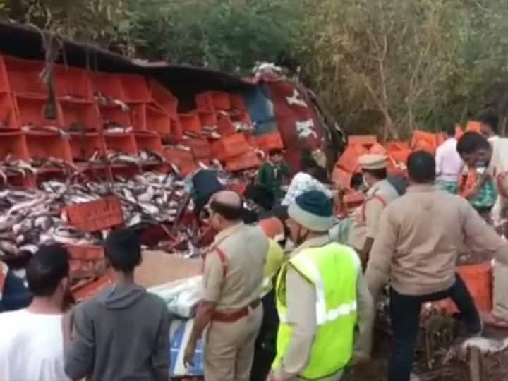 Andhra Pradesh: Truck Carrying Fish Overturns In Tadepalligudem, Four Killed Andhra Pradesh: Truck Carrying Fish Overturns In Tadepalligudem, Four Killed