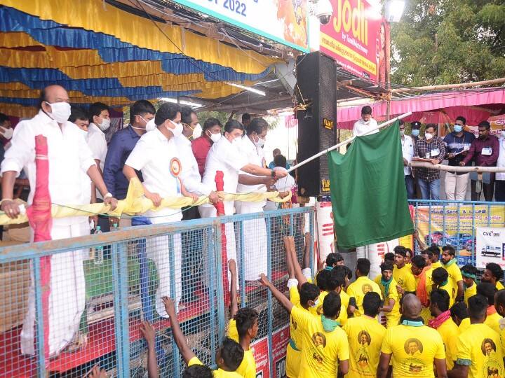 அவனியாபுரம் ஜல்லிக்கட்டு போட்டியினை அமைச்சர் மூர்த்தி, பி.டி.ஆர் பழனிவேல் தியாகராஜன் ஆகியோர் கொடி அசைத்து துவங்கி வைத்தனர்.