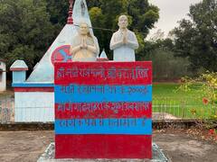 Surajpur: जीवित पत्नी के साथ किसान ने गांव में स्थापित की अपनी मूर्ति, वजह जान चौंक जाएंगे!