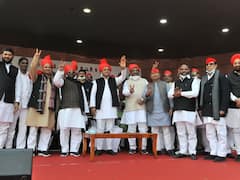 UP Election 2022: स्वामी प्रसाद मौर्य सहित BJP के बागी विधायक सपा में शामिल, अखिलेश यादव को बताया भावी प्रधानमंत्री