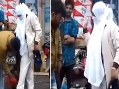 Watch: महिला पुलिसकर्मी ने शख्स से करवाया पैंट पर लगा कीचड़ साफ, फिर जड़ा तमाचा, देखें वीडियो