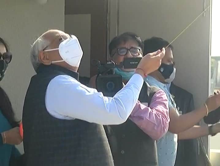 Ahmedabad : CM Patel celebrate first Uttarayan in Ahmedabad Ahmedabad :  મુખ્યમંત્રી ભૂપેન્દ્ર પટેલે ચગાવી પતંગ, પોતાના ભાઈના ઘરે કરી ઉત્તરાયણની ઉજવણી