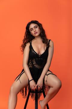 Guess Who: బోల్డ్ ఫొటోషూట్ చేసిన ఈ భామ ఎవ‌రో గుర్తుప‌ట్ట‌గ‌ల‌రా?