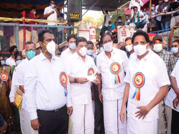 அவனியாபுரம் பகுதியில் நடைபெற்ற ஜல்லிக்கட்டு விழாவினை மாண்புமிகு நிதி மற்றும் மனிதவள மேலாண்மை துறை அமைச்சர் முனைவர் பழனிவேல் தியாகராஜன் மாண்புமிகு வணிகவரி மற்றும் பத்திரப் பதிவுத் துறை அமைச்சர் மூர்த்தி அவர்களுடன் இணைந்து கொடியசைத்து தொடங்கி வைத்தார்.