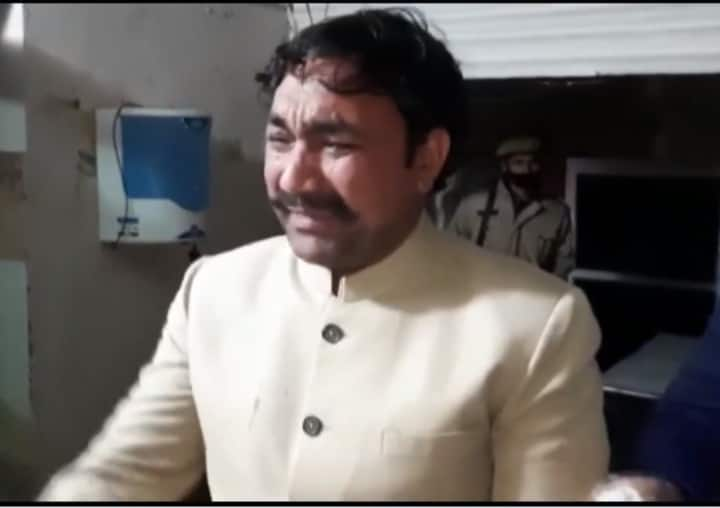 A video of a BSP  leader has gone viral on social media where he can be seen bitterly crying after being denied a assembly ticket Viral Video: పార్టీ టికెట్ ఇస్తానని చెప్పి  రూ. 50 లక్షలు అడిగారు.. బోరుమన్న బీఎస్పీ లీడర్.. వీడియో వైరల్..