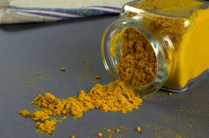 हळद (Turmeric) -  हळद हे अनेक किरकोळ आजारांवरचे पहिले औषध आहे. जे सर्दी आणि विषाणूपासून आपले संरक्षण करण्यात खूप उपयुक्त ठरते. हिवाळ्यात कोमट दुधात हळद रोज प्यावी.