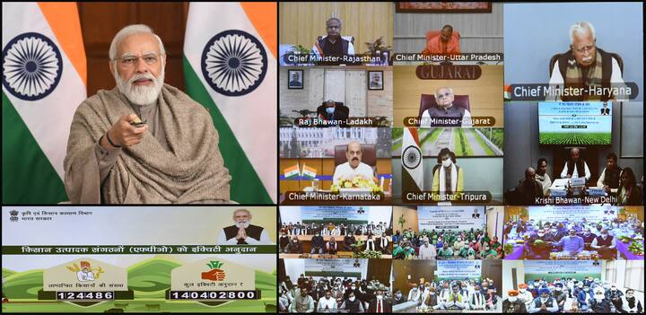 DA Hike: केंद्रीय कर्मचारियों को जनवरी 2022 में खुशखबरी मिल सकती है. जल्द ही महंगाई भत्ता (DA Hike) का बढ़ना तय माना जा रहा है. यानी कर्मचारियों के वेतन में फिर से बंपर बढ़ोतरी होगी. फिटमेंट फैक्टर को लेकर केंद्रीय कर्मचारियों की मांग पर केंद्र सरकार फैसला ले सकती है.