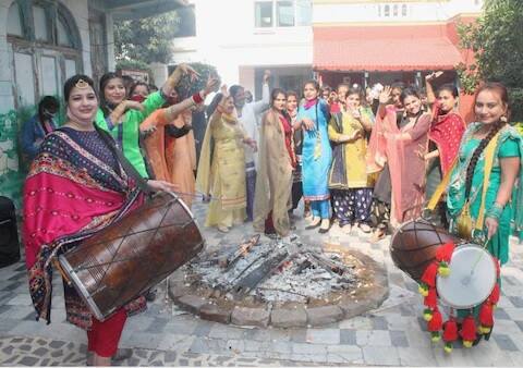 প্রচলিত উপকথা অনুযায়ী, অগ্নি প্রজ্জ্বলন করে লোহরিতে সূর্য দেবতার কাছে সুখ ও সমৃদ্ধির কামনা করা হয়। এই উৎসবের পরের দিনই মকর সংক্রান্তি উৎসব।