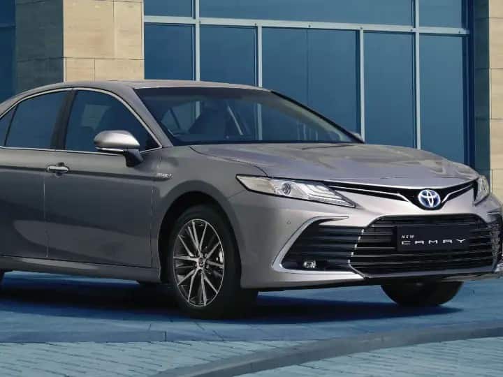 Toyota Camry Features launched facelifted version of its camry hybrid in india look and design changed completely know more features Toyota Camry Features : Toyota ने लॉन्च केले Camry Hybrid चे नवीन व्हर्जन, जाणून घ्या कारचे फीचर्स आणि बरंच काही...